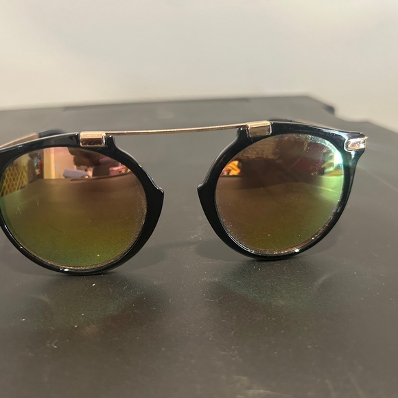 Black Round Sunglasses with Gold Bridge main image 10